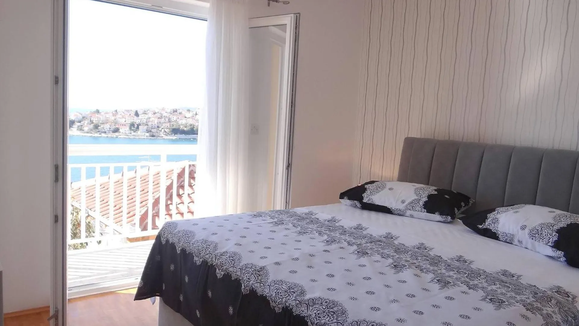 Infinity Pool, Stunning Sea View, Apartment 2 Trogir